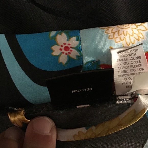 Frederick’s of Hollywood Short Kimono with pockets on sides - Picture 12 of 13